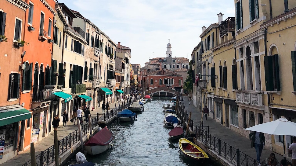 Vue d'un canal des bateaux à Venise en Italie
