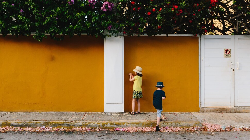 Deux enfants qui découvrent les rues de Cancun au Mexique.