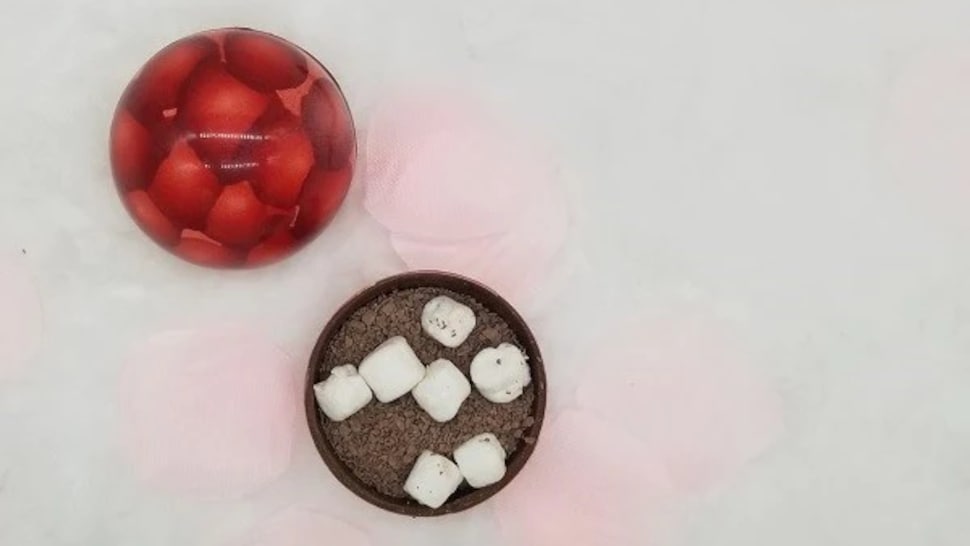 Deux bombes de chocolat chaud dont l'une qui révèle les guimauves à l'intérieur.