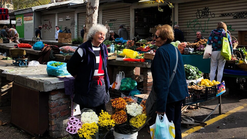 Femmes qui vendent des fleurs dans un marché extérieur en Croatie.