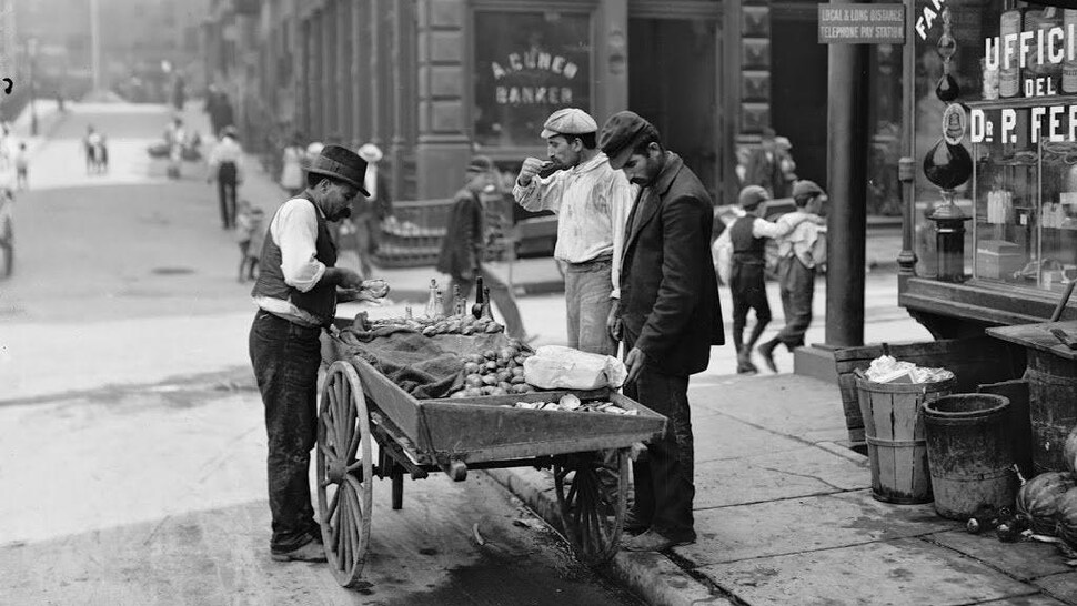Un vendeur d'huîtres itinérant dans les rues de New York.