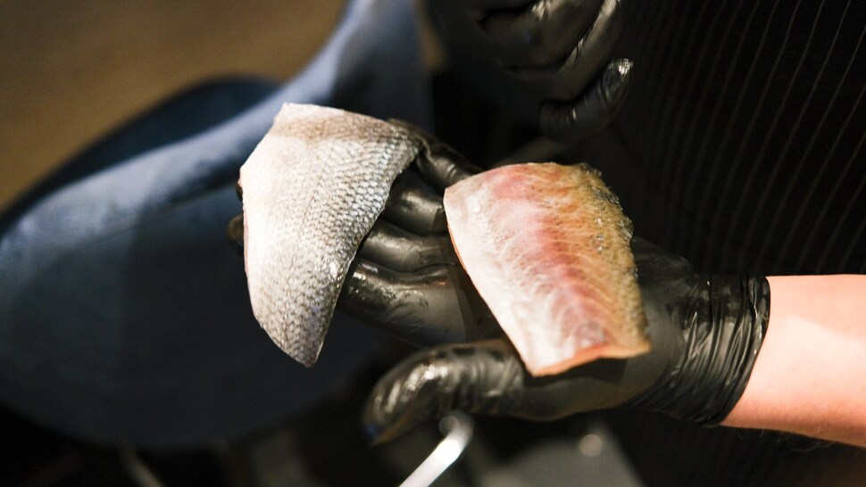 Deux filets de poisson avec la peau, l'un est manifestement plus durci que l'autre.