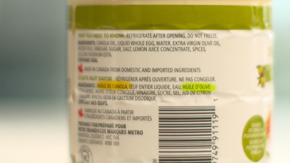 La liste d'ingrédients d'un pot de mayonnaise du commerce où l'huile d'olive vient bien après l'huile de canola.