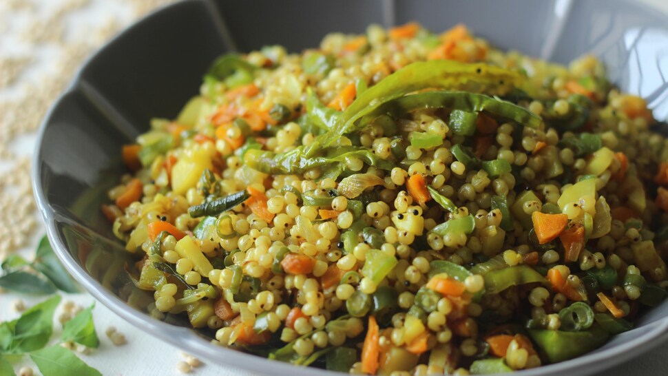 Upma de sorgho, un plat contenant des grains de sorgho cuits et mélangés à des légumes.