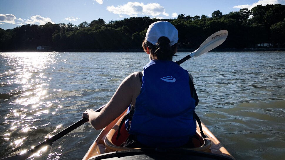 Genevieve O'Gleman de dos dans un kayak.
