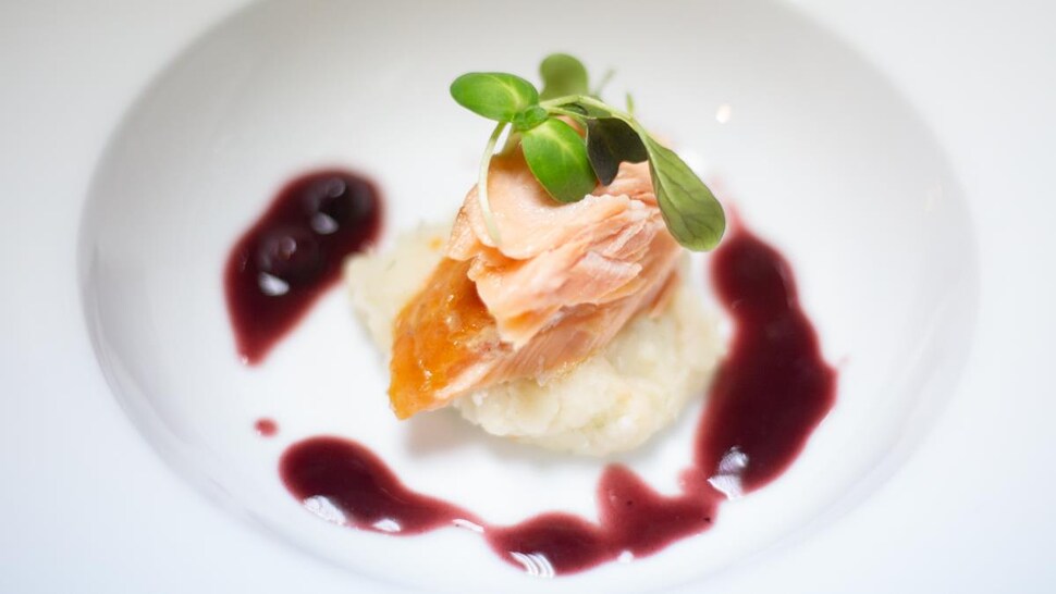 Le plat de truite monté dans une assiette.