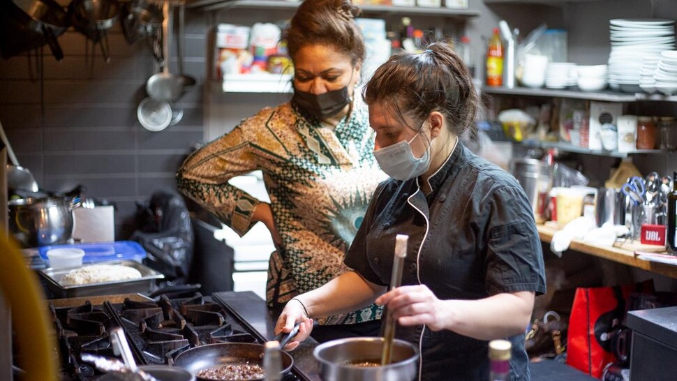 Les deux chefs en plein dans les dernières finitions de leur menu.