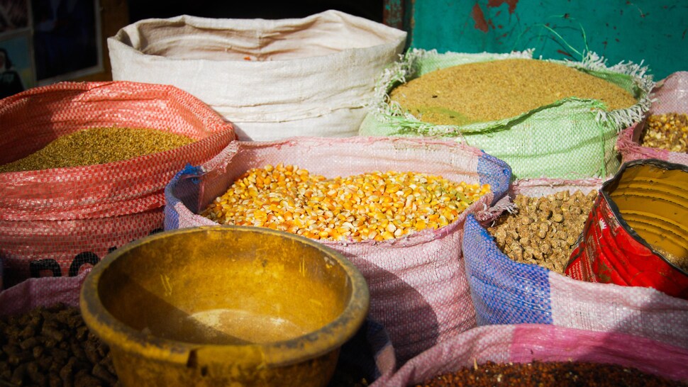 Des sacs ouverts de produits vendus dans les marchés sénégalais.