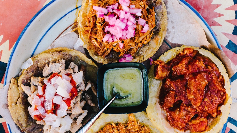 Assiette de quatre tacos typiques de la région du Yucatan au Mexique.