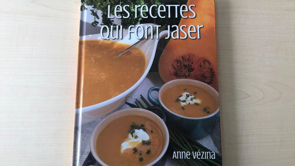 La couverture du livre Les recettes qui font jaser d'Anne Vézina qui montre des bols de soupe.