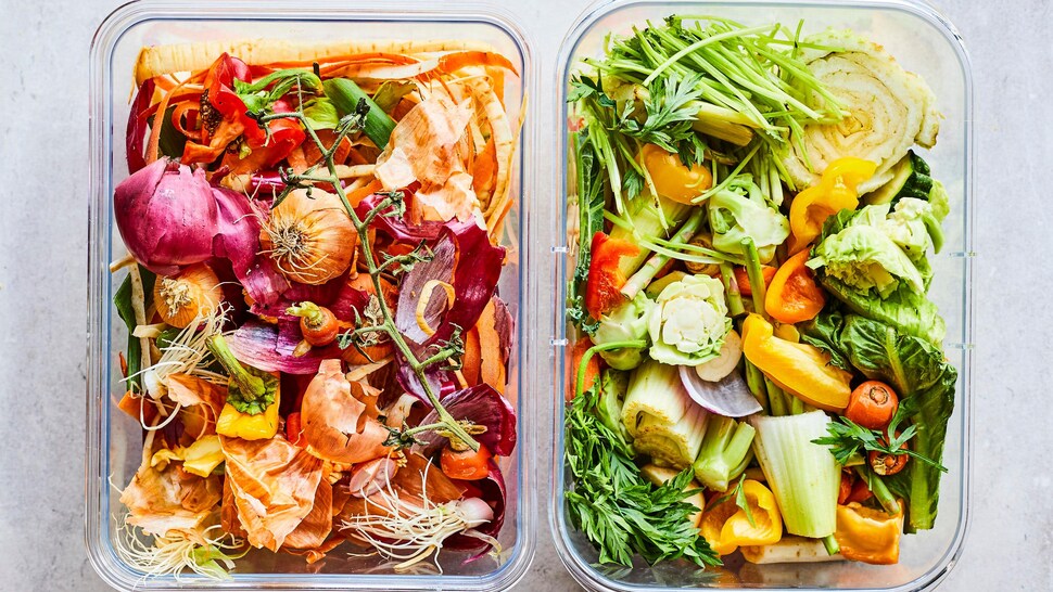 Deux contenants réutilisables contenant différentes parties de légumes comme des retailles et des pelures.