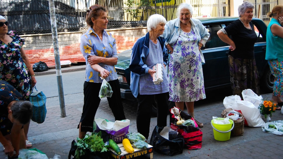Femmes russes qui vendent quelques légumes dans les rues de Saint-Pétersbourg.