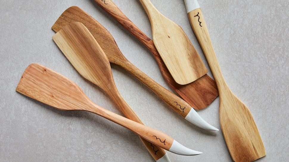 Des spatules en bois déposées pêle-mêle