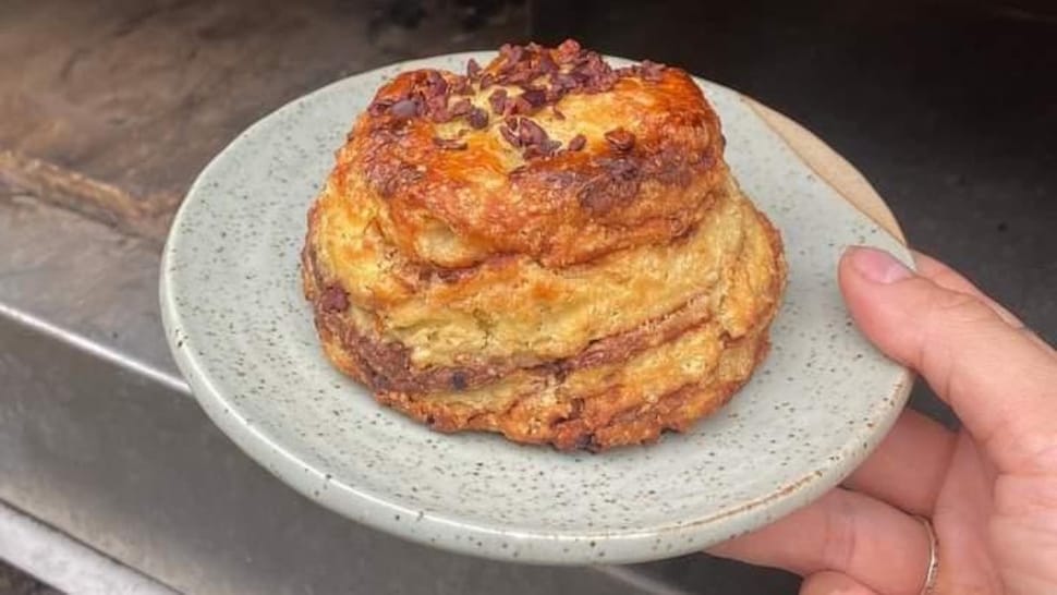 Un scone cuit au four à bois dans une assiette.