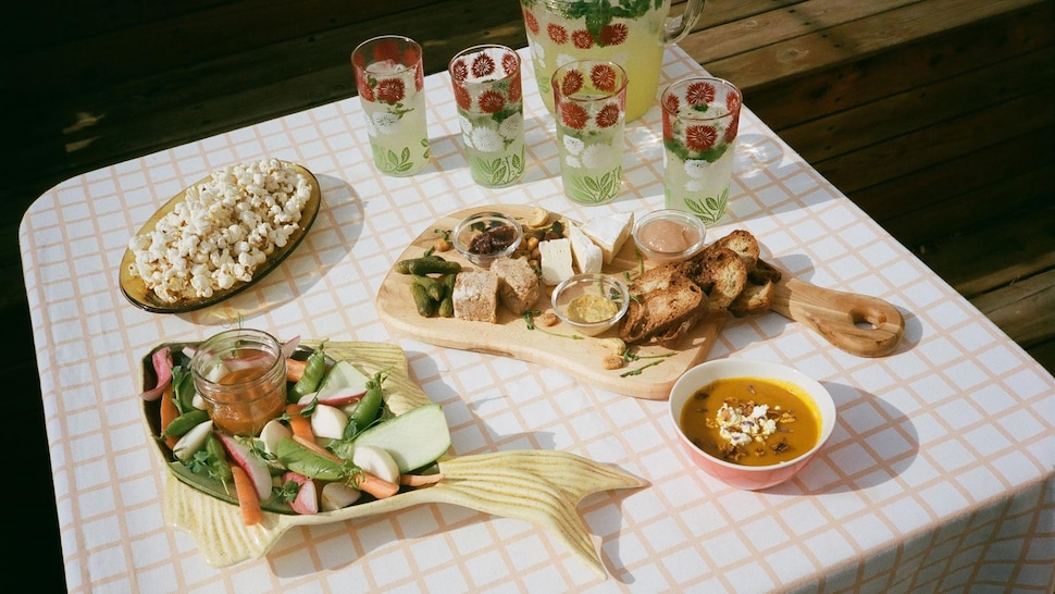 Une planche apéro, un potage et une salade de la « cave à manger » Passe-Montagne.