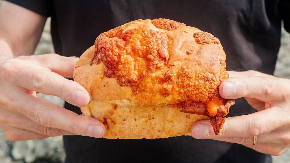 Un pain tenu dans des mains.