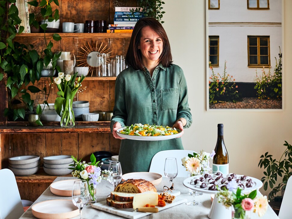La nutritionniste Geneviève O'Gleman est debout derrière une table et tient une assiette contenant une salade de fenouil. 