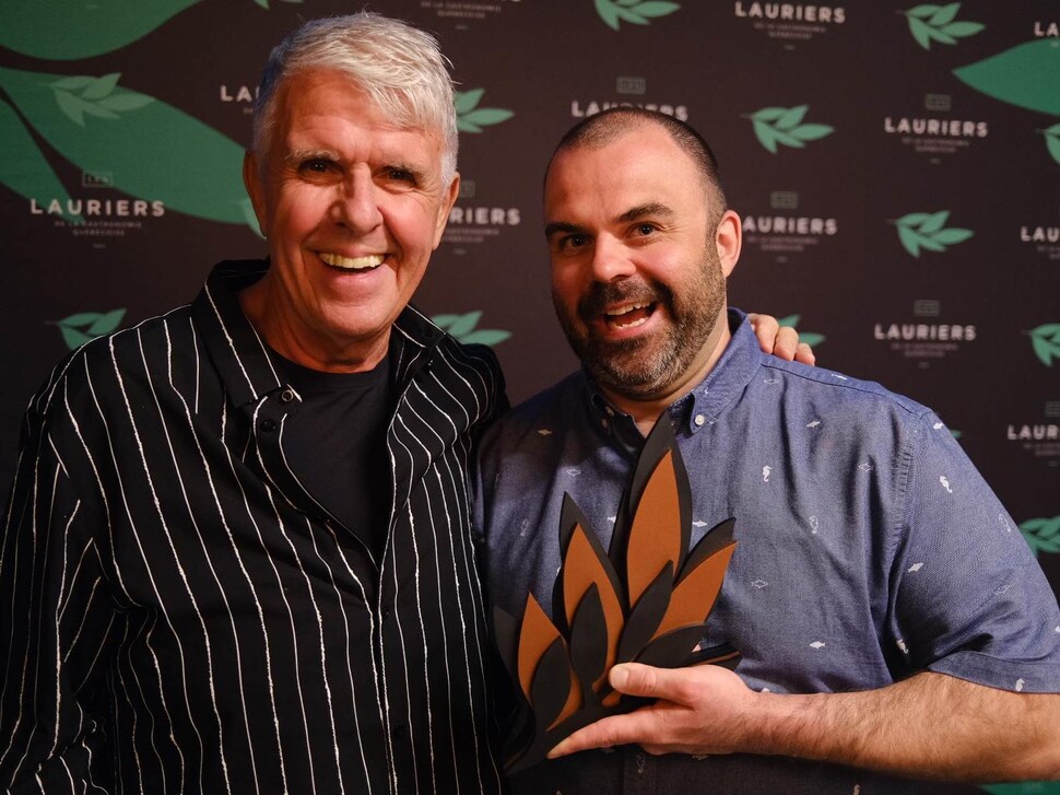 Deux personnes avec un prix Laurier.