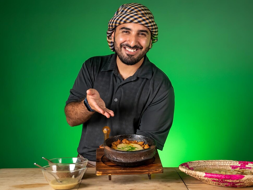 Un jeune homme avec un plat rempli de fahsa.