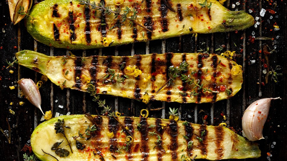 Des courgettes en tranches, grillées sur le BBQ.