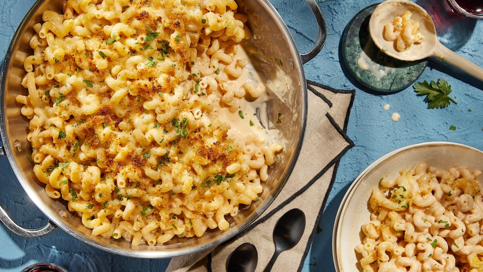 Une casserole et un petit bol remplis de macaroni aux fromages.