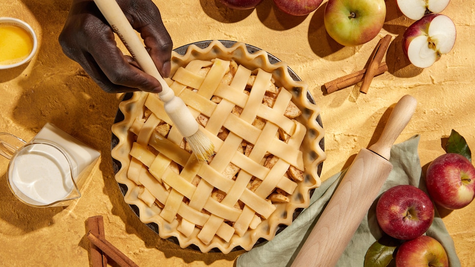 Une tarte aux pommes avec des pommes autour.