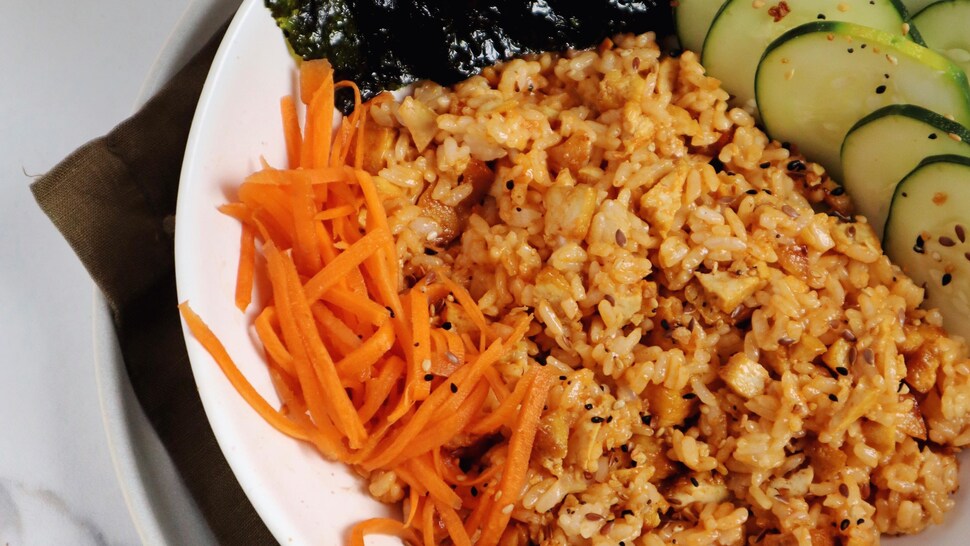 Un bol avec des légumes frais, des algues noris et du riz au tofu magique.