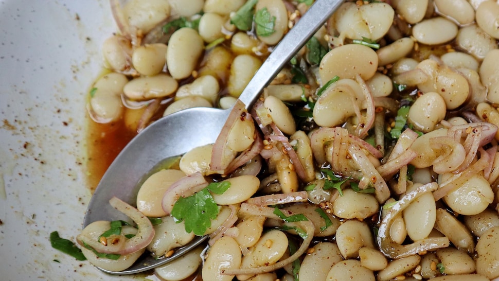 Un bol de haricots de Lima marinés à la syrienne.