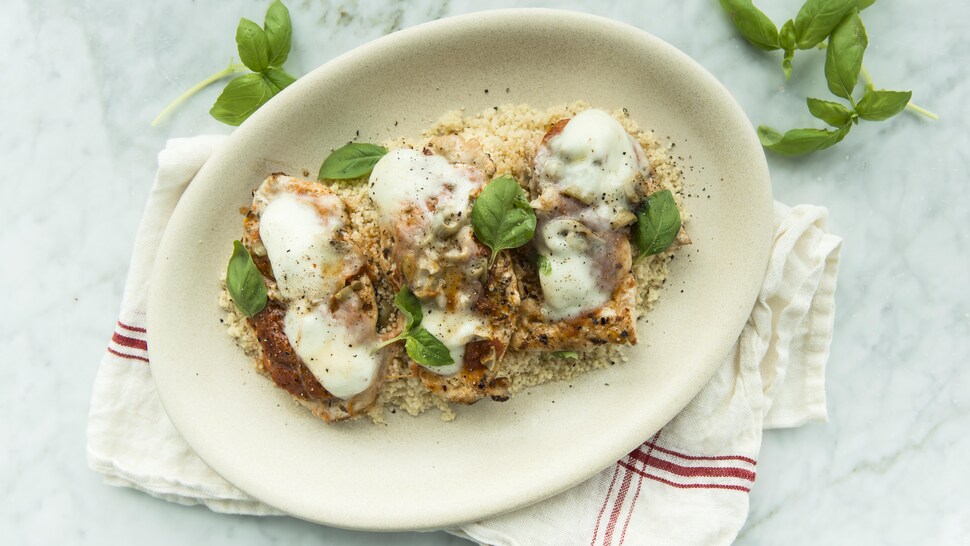 Escalopes de poulet grillées à la sauce tomate et à la mozzarella fondu.