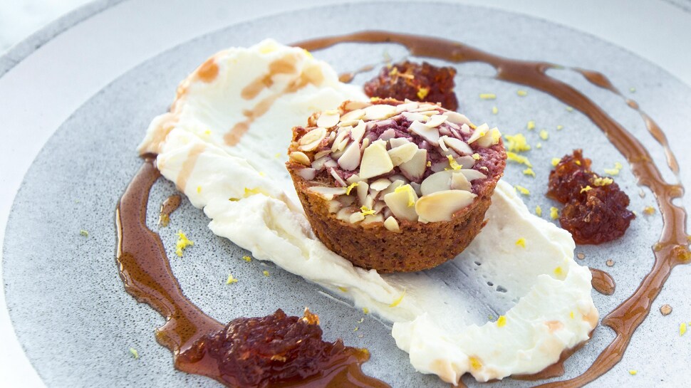 Un cupcake à la betterave sur de la crème au mascarpone dans une grande assiette.
