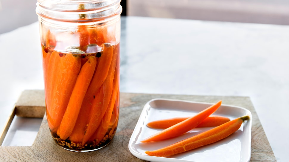 Des carottes dans un bocal de marinade.