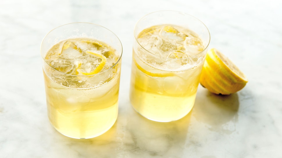 Deux verres de bière à la limonade avec un citron.