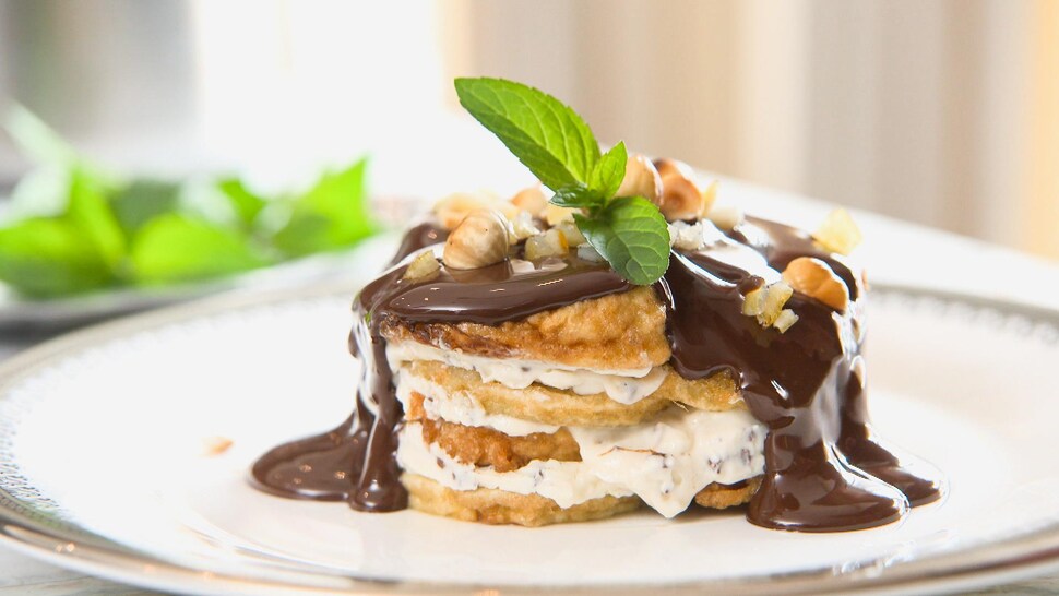 Des tranches d'aubergines frites en étage avec coulis de chocolat et noisettes.