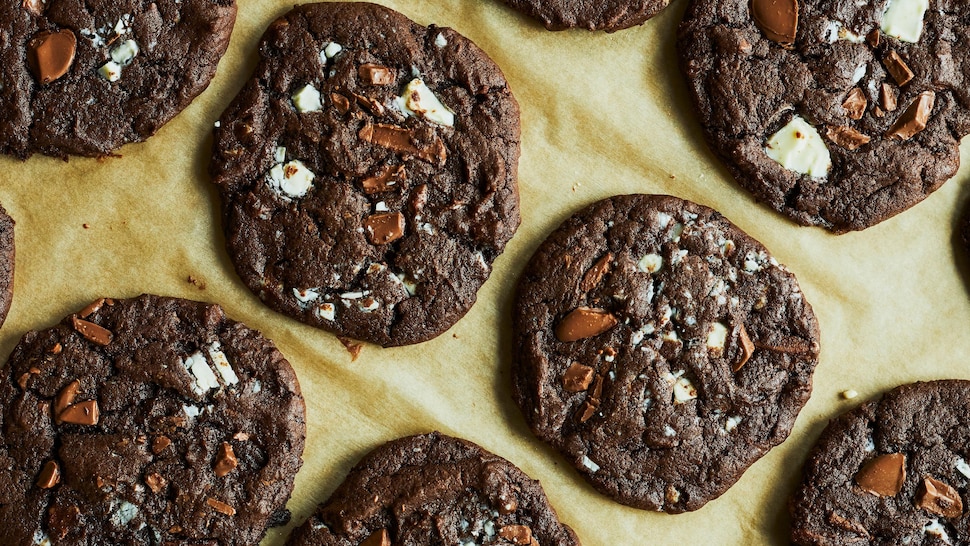 Des biscuits triple chocolat sur une plaque à cuisson.