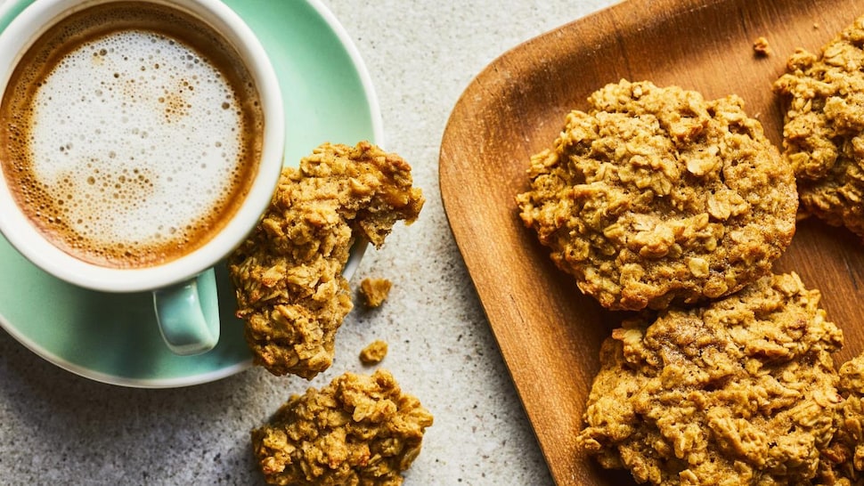 Des biscuits à la citrouille à côté d'une tasse de café.