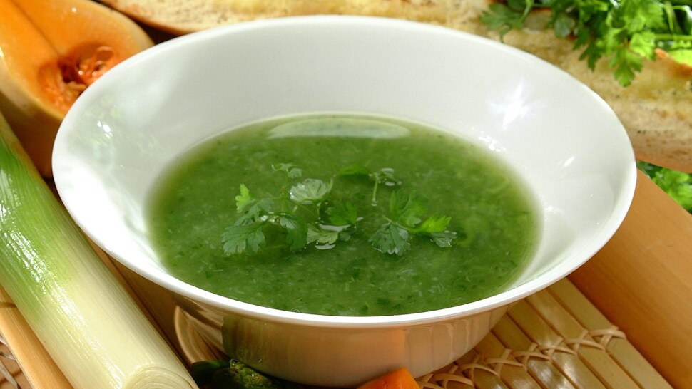 Un bol de bouillon aux herbes.