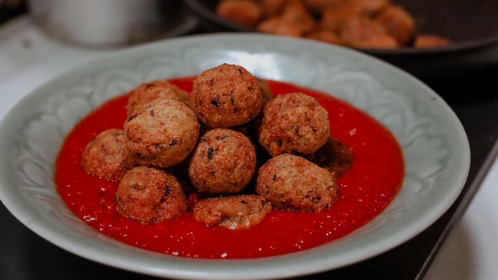 Des boulettes de légumineuses servies sur un fond de sauce tomate.