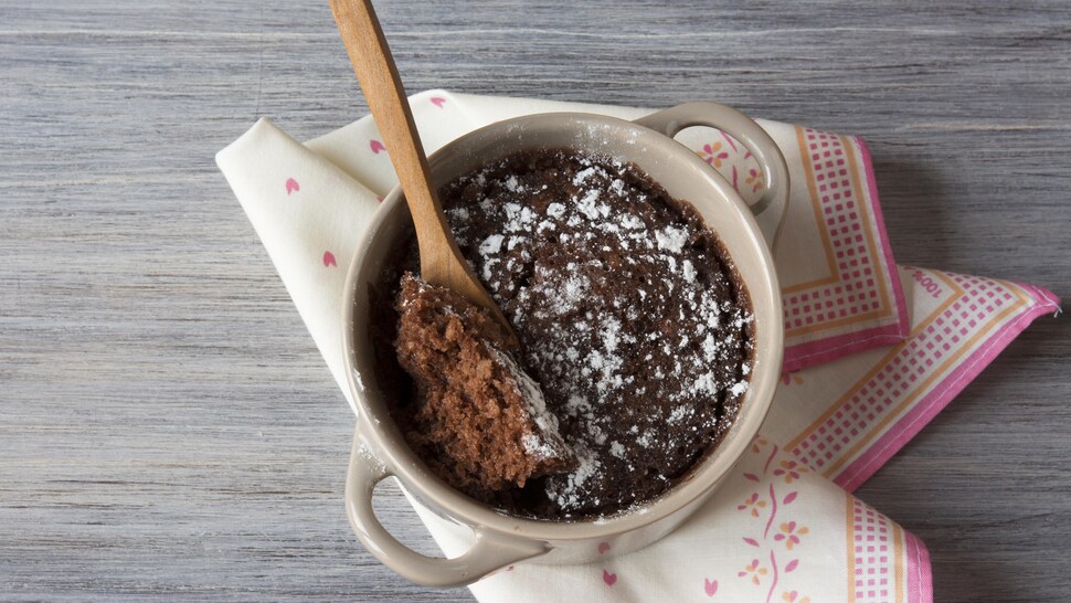 Un brownie dans une tasse qui sort du micro-ondes.