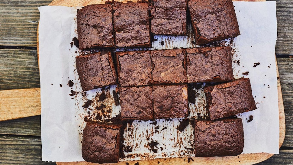 Des brownies sur une planche en bois.