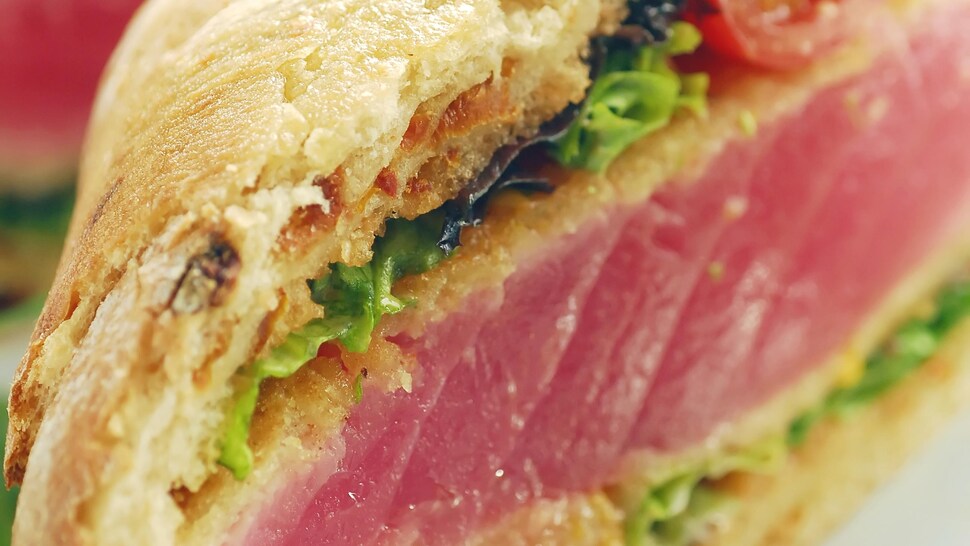 Zoom sur un burger de thon rouge.