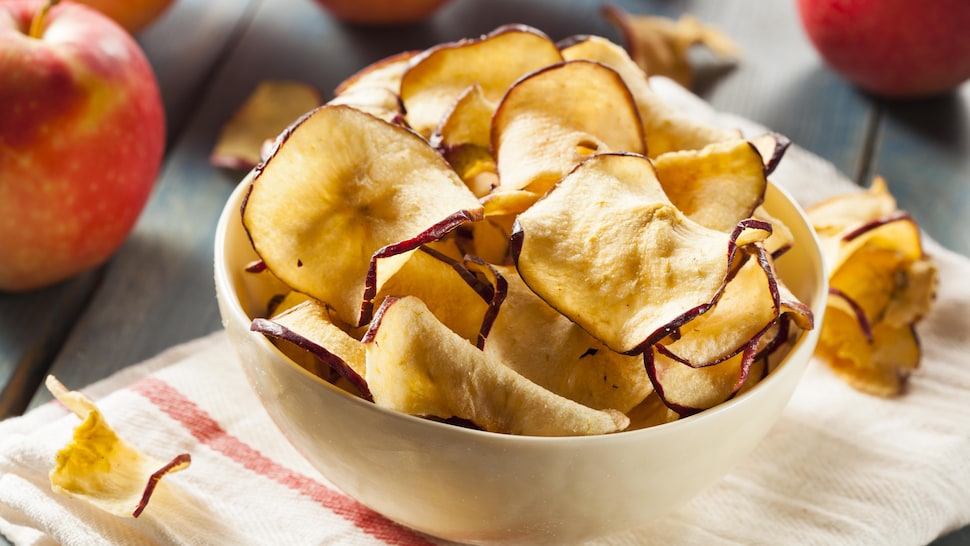 Des chips de pommes dans un bol.