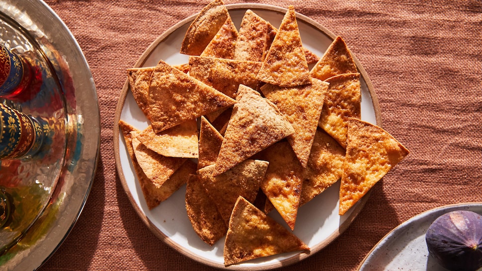 Sur une nappe, il est possible de voir une assiette contenant des chips de tortillas sucrée.