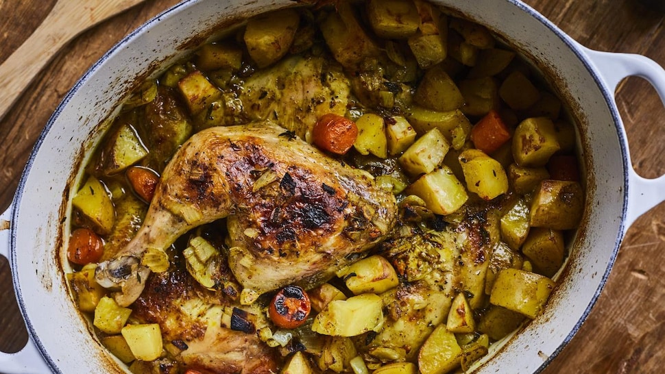 Un colombo de poulet grillé dans un grand plat de cuisson.