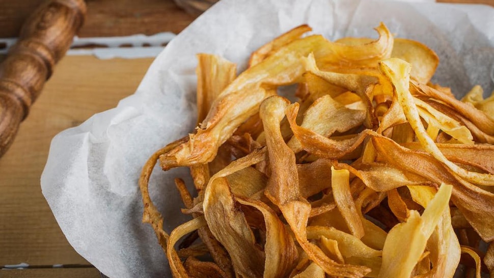 Un panier de croustilles de panais.