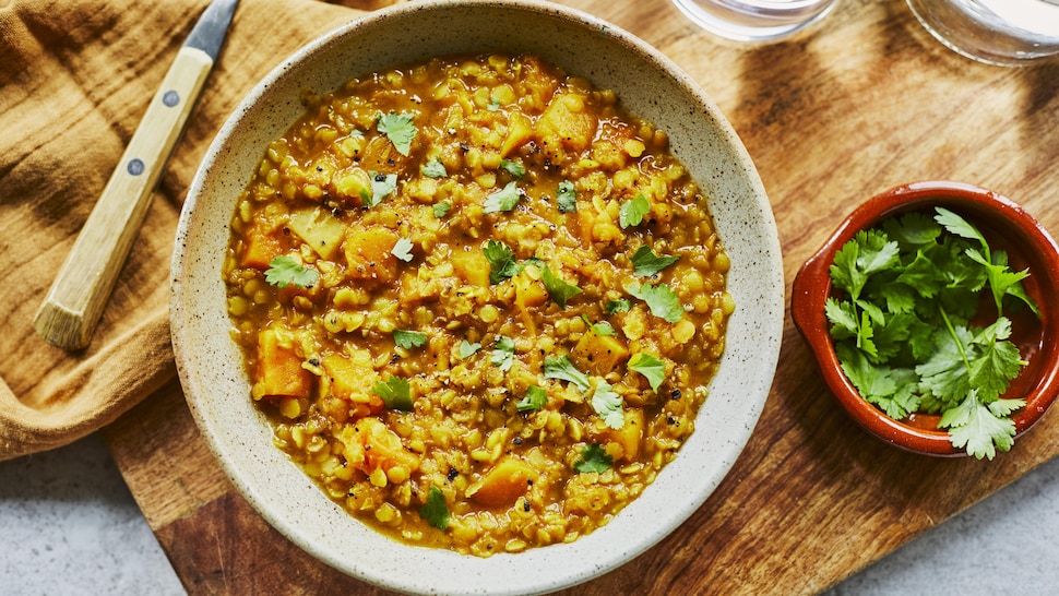 Un bol contenant un dhal de lentilles sur un comptoir.