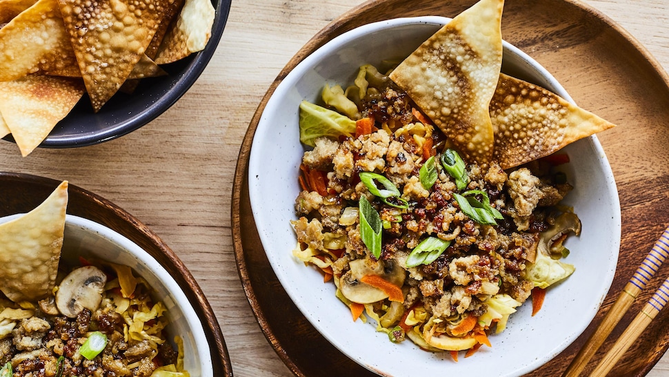 Bols remplis de viande hachée accompagnée de chips de wonton.