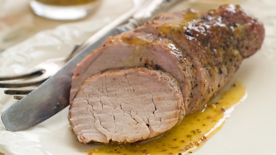 Un filet de porc recouvert de sauce à la moutarde.