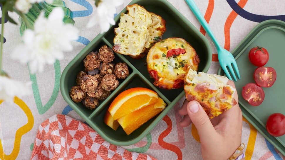 Des frittatas dans une boîte à lunch.