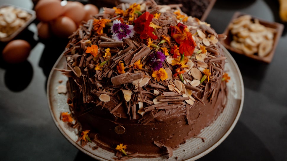 Gâteau aux bananes et au chocolat dans une assiette.