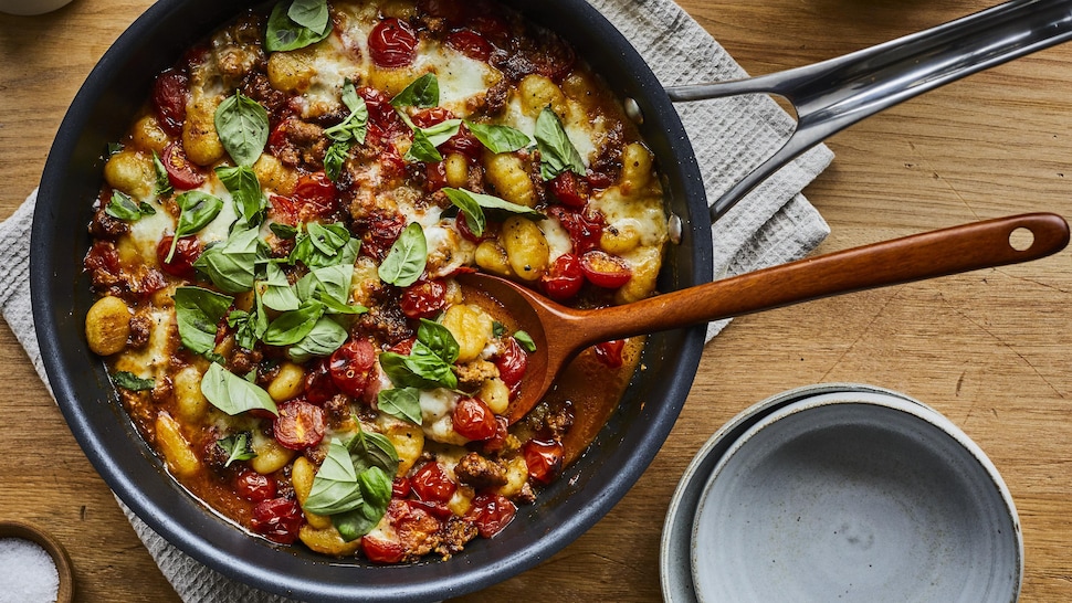 Gnocchis aux tomates et à la saucisse italienne dans une poêle. 